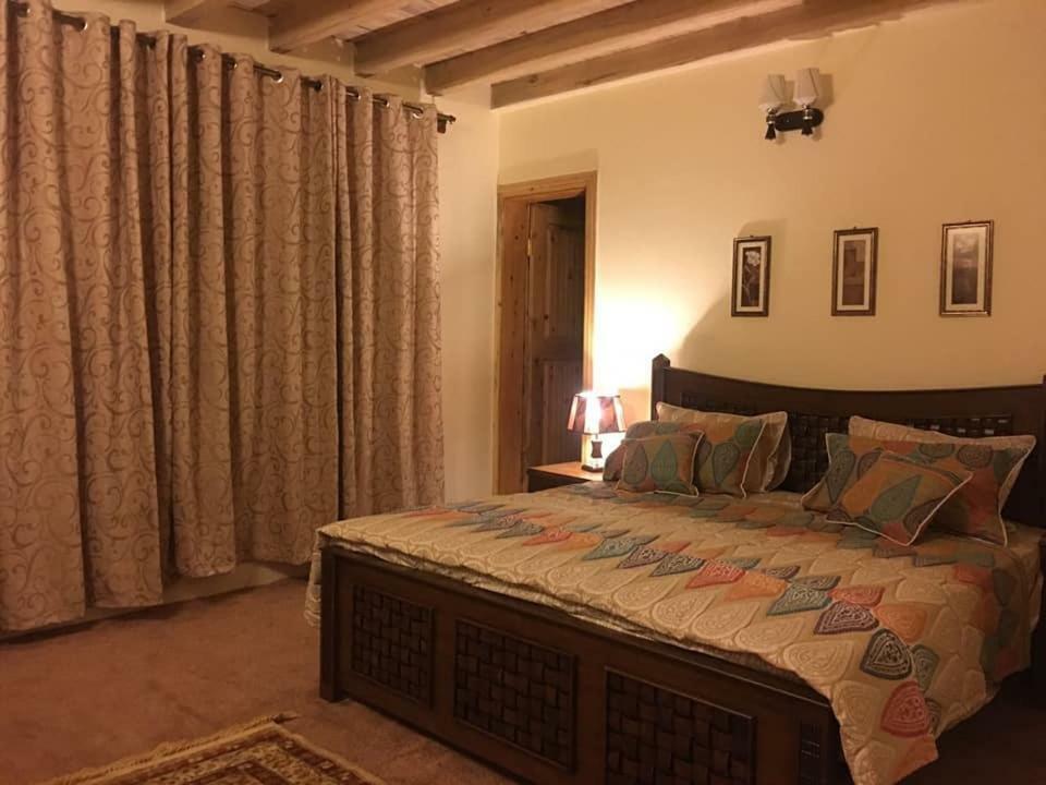 Embassy Villa Suites Karimabad  ภายนอก รูปภาพ