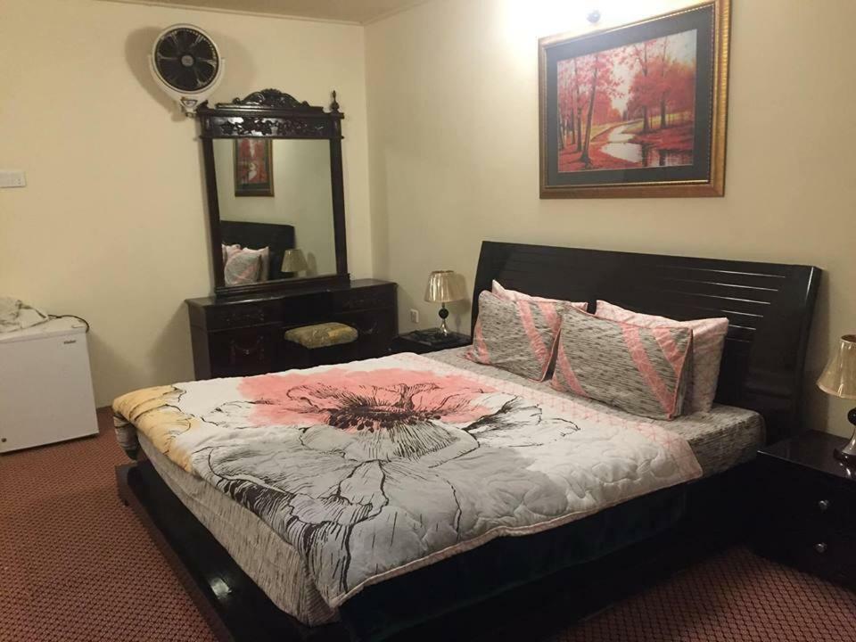 Embassy Villa Suites Karimabad  ภายนอก รูปภาพ